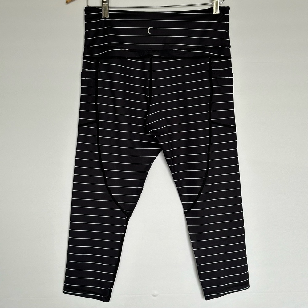 ZYIA - Black and White striped Compressed 3/4 Workout Leggings - Women 12 Large